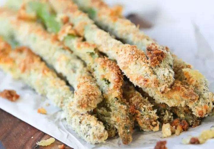 Espárragos verdes crujientes, empanizados y horneados, listos para disfrutar como aperitivo saludable.