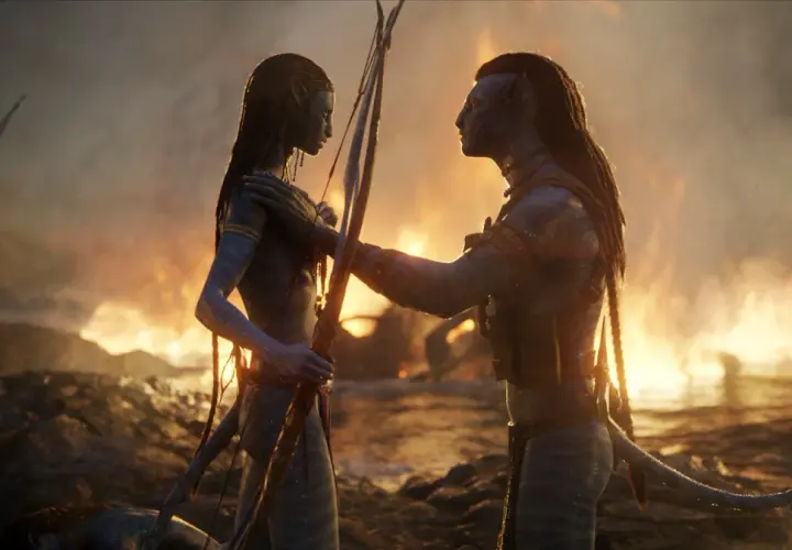 Neytiri i Jake w nowym avatarze, w tle płomienie.