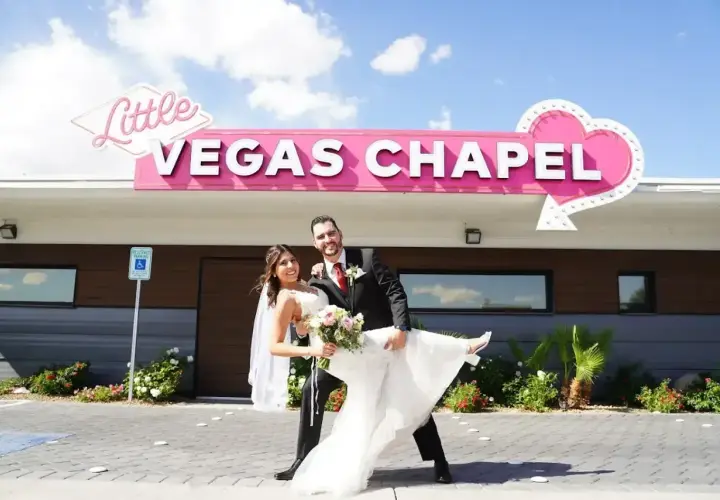 Szczęśliwa para świętuje swój ślub w Vegas przed kaplicą "Little Vegas Chapel".