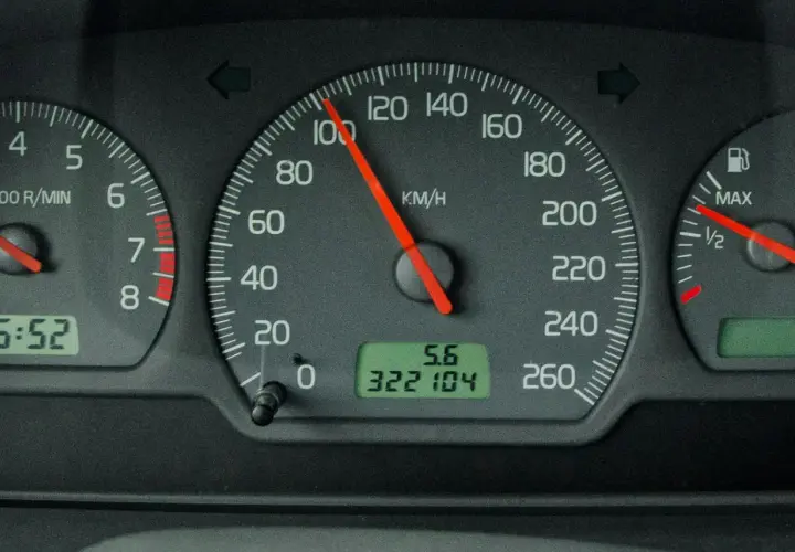 Prędkościomierz pokazuje 100 km/h. Czy większe koła zwiększają prędkość? Niekoniecznie, ale ten samochód jedzie szybko.
