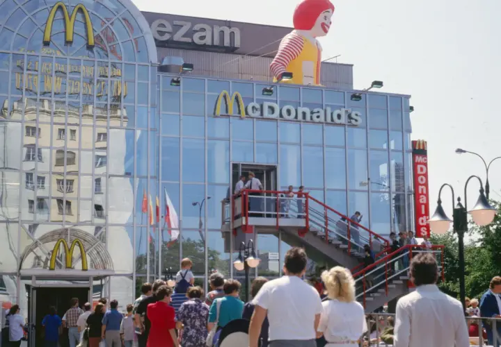 Pierwszy McDonald w Polsce, tłumy ludzi przed wejściem, Ronald McDonald na dachu.