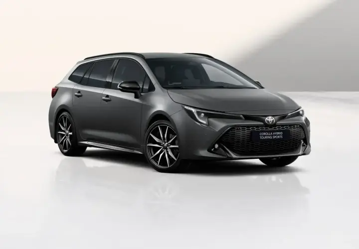 Szary kombi Toyota Corolla 2024 z czarnymi felgami i przyciemnianymi szybami, gotowy na każdą podróż.