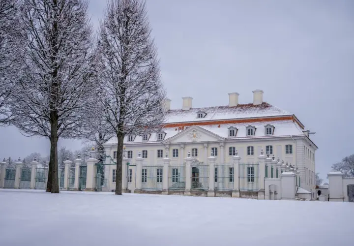 Schloss Bellevue im Schnee. Hier wohnt der Bundeskanzler, umgeben von winterlicher Pracht und alten Bäumen.