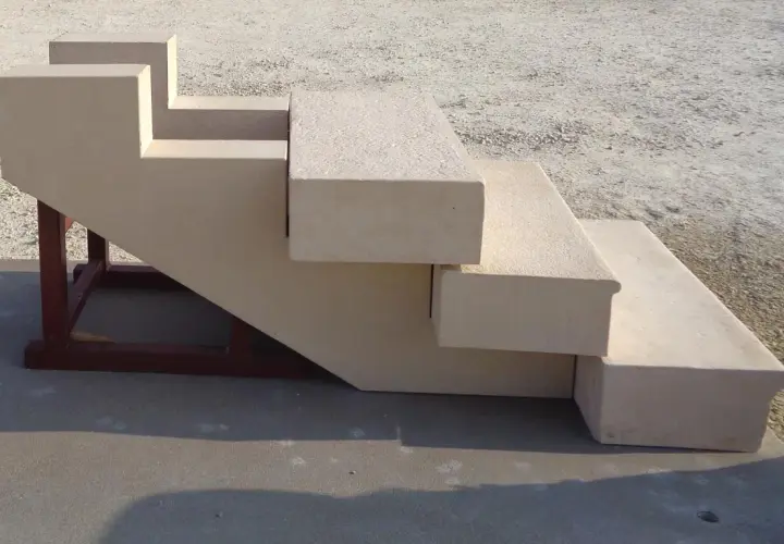 Construire un escalier en béton facilement avec un kit coffrage adapté