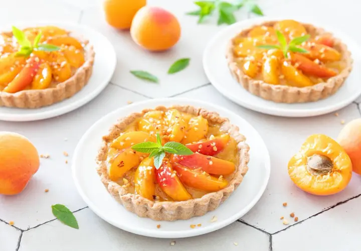 Délicieuses tartelettes aux abricots, parfaites pour savoir que faire avec des abricots. Garnies de fruits frais et de menthe.