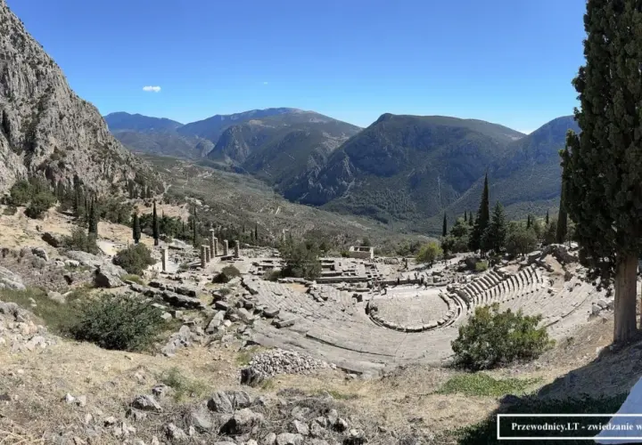Starożytny teatr w Delphi, z widokiem na górzysty krajobraz Grecji.