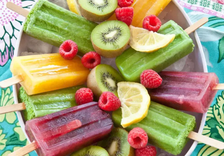Bunte Fruchteis-Sorten, perfekt zum Wassereis selber machen. Mit Kiwi, Himbeeren und Zitrone.
