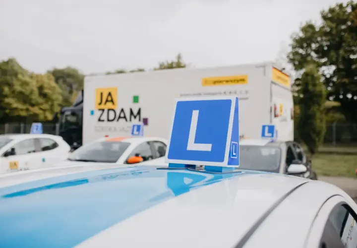Nauka jazdy przed egzaminem teoretycznym kat A. Znaki "L" na dachach samochodów szkoleniowych.