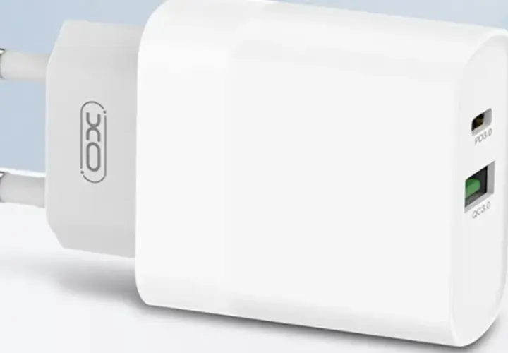 Biała ładowarka sieciowa z dwoma portami: USB-C PD 3.0 i USB-A QC 3.0. Idealna, by szybko naładować urządzenia.