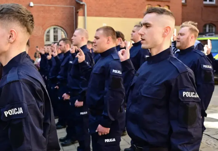 Policjanci w mundurach składają przysięgę. Dowiedz się, jakie choroby dyskwalifikują do pracy w policji.