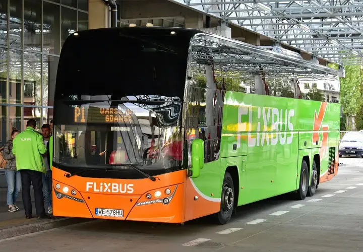 Pomarańczowo-zielony Flixbus z napisem "Warszawa Gdańsk" na wyświetlaczu. Może ktoś właśnie planuje flixbus zwrot biletu?