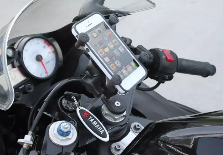 Uchwyt na telefon RAM zamontowany na kierownicy motocykla Yamaha. Telefon iPhone gotowy do nawigacji.
