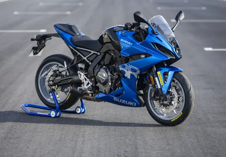 Suzuki GSX-8R azul brillante, lista para la acción en la pista.