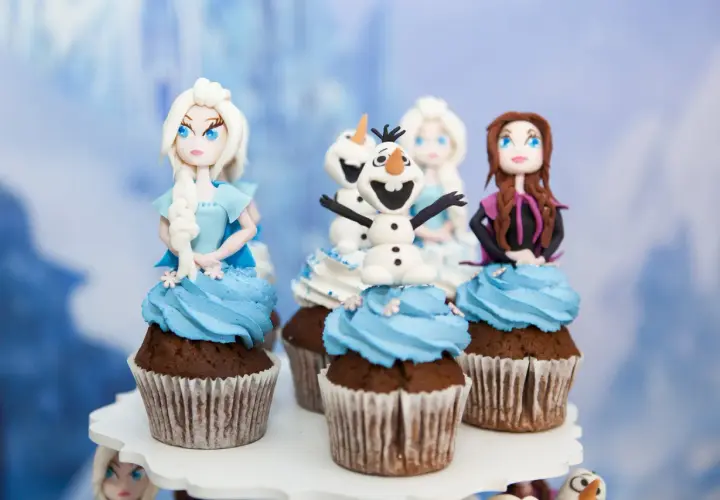 Petits gâteaux décorés avec Elsa, Anna et Olaf. Une idée parfaite pour une recette gâteau pâte à sucre facile et magique !