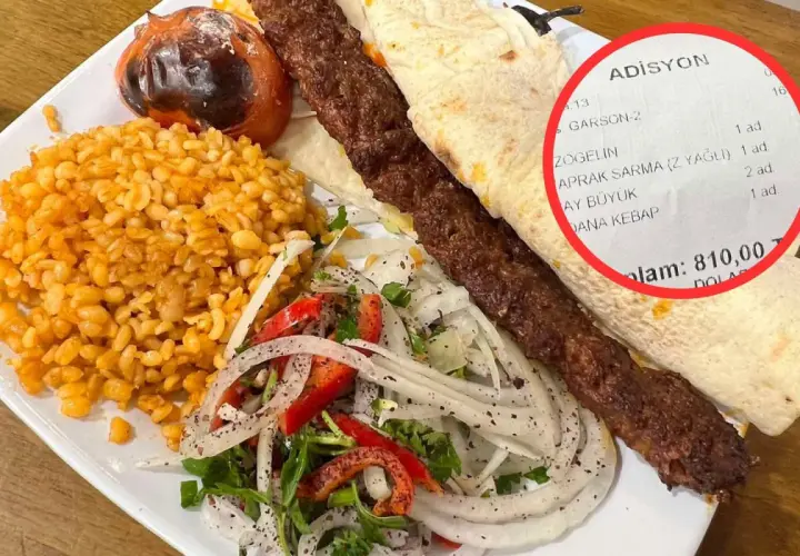 Talerz z tureckim kebebabem, ryżem, sałatką i rachunkiem.