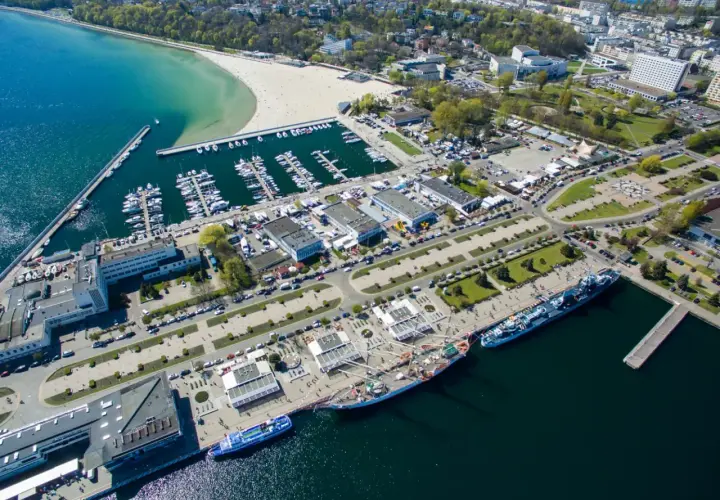 Gdynia oferuje mnóstwo atrakcji dla dorosłych: port jachtowy, plażę, muzea na wodzie i tętniące życiem nabrzeże.