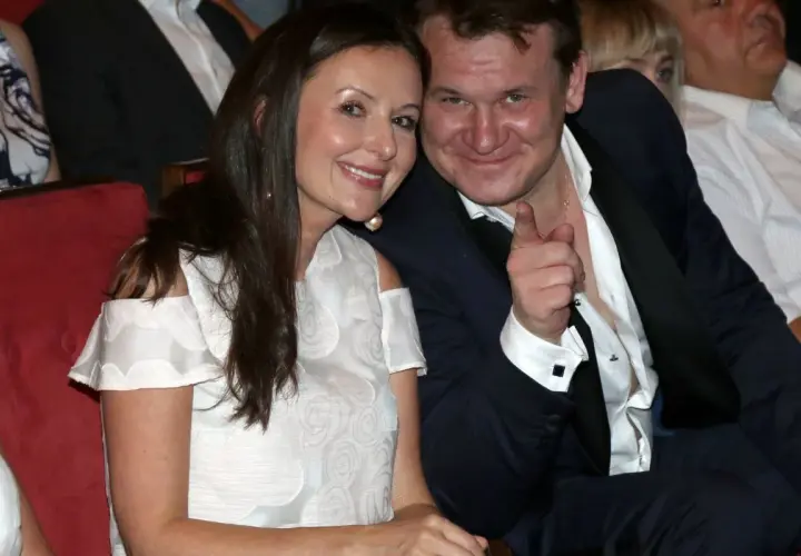 Dominik Tarczyński z żoną i dziećmi, uśmiechnięci, w eleganckich strojach, podczas wydarzenia.