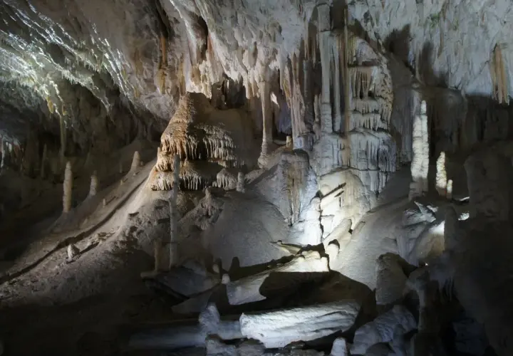 Wnętrze jaskini z bogactwem form krasowych: stalaktyty, stalagmity i nacieki skalne tworzą niezwykłe krajobrazy.