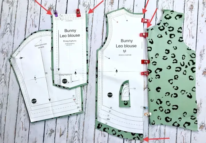 Dresówka pętelka w panterkę gotowa do szycia bluzki "Bunny Leo blouse". Wzór wycięty i przypięty do materiału.