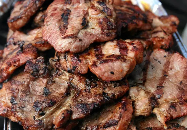 Grillowana karkówka z pięknymi paskami. Jeśli marynata wyszła za słona, dodaj ziemniaki, by jak zneutralizować za słoną marynatę do karkówki przed grillowaniem.