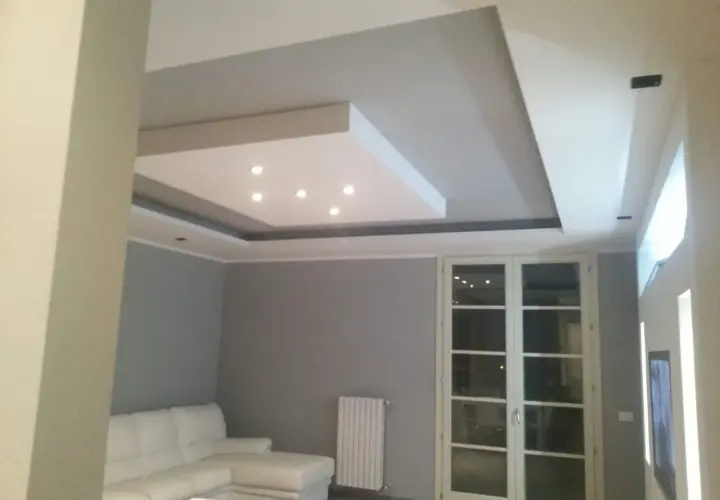 Soffitto moderno con faretti incassati, un esempio di come fare una veletta in cartongesso per un effetto scenografico.
