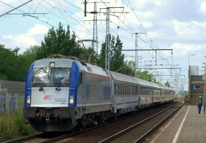 Pociąg PKP Intercity z numerem 5 370 008 gotowy do podróży. Idealny na weekendowy wypad z biletem weekendowym PKP.