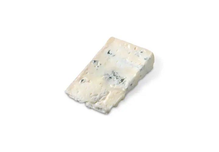 Un pezzo di zola formaggio con venature blu su sfondo bianco.