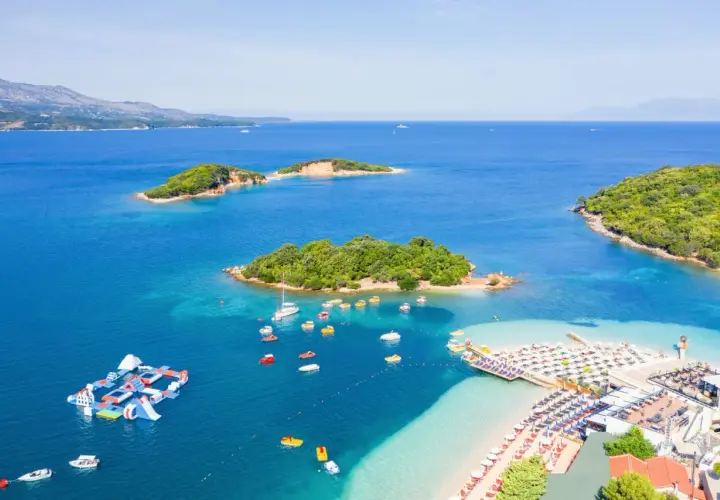Piękne wyspy i plaża z leżakami w turkusowym morzu. Czy Albania ma dostęp do morza? Tak, i to jaki!