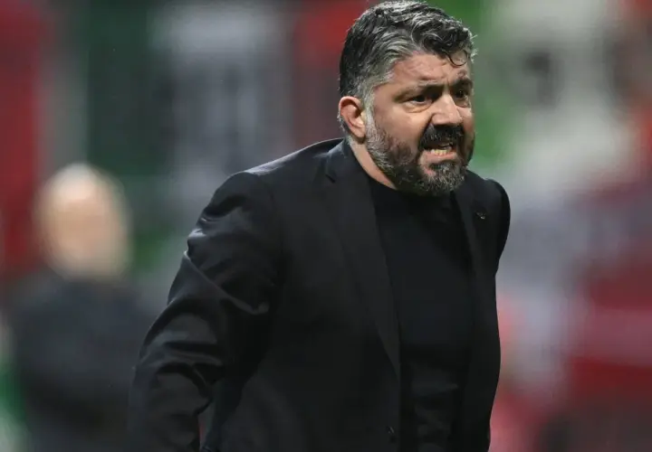 Gennaro Gattuso, zacięty trener, krzyczy na boisku.