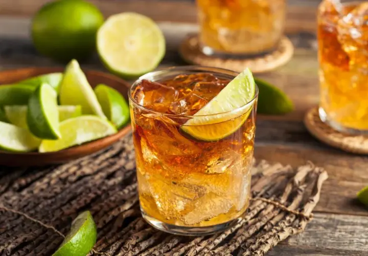 Rum z lodem i limonką, klasyczny drink. Idealny na upalne dni, gdy zastanawiasz się, z czym się pije rum.