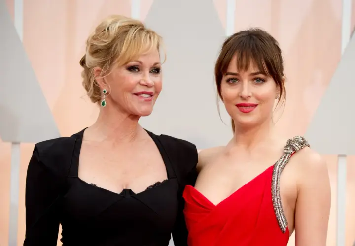 Dakota Johnson i jej mama Melanie Griffith na czerwonym dywanie.