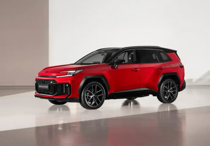 Czerwony RAV4 GR SPORT 2026 z czarnym dachem i felgami, prezentujący sportowy design i dynamiczną sylwetkę.