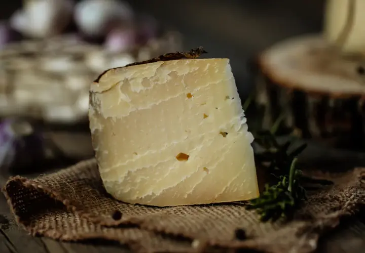 Un pezzo di fontina stagionata, ideale per chi cerca sapori autentici anche in gravidanza.
