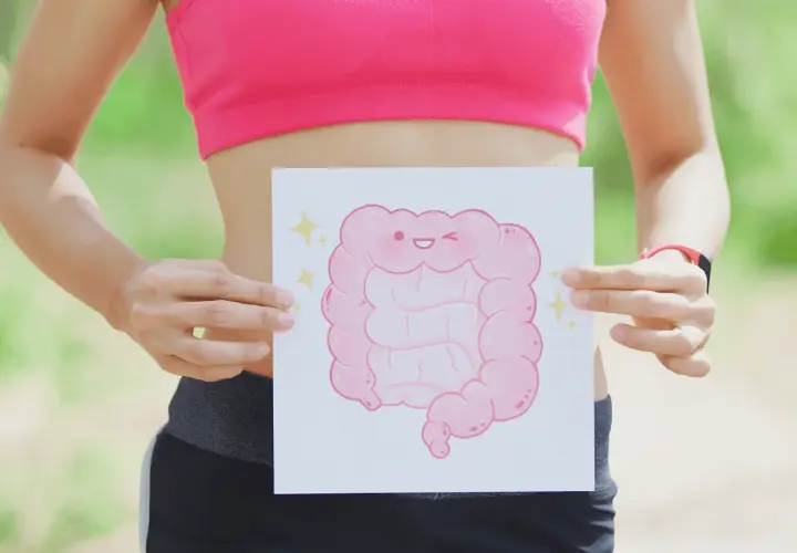 Persona con un disegno di un intestino felice, suggerimento per come ammorbidire le feci.