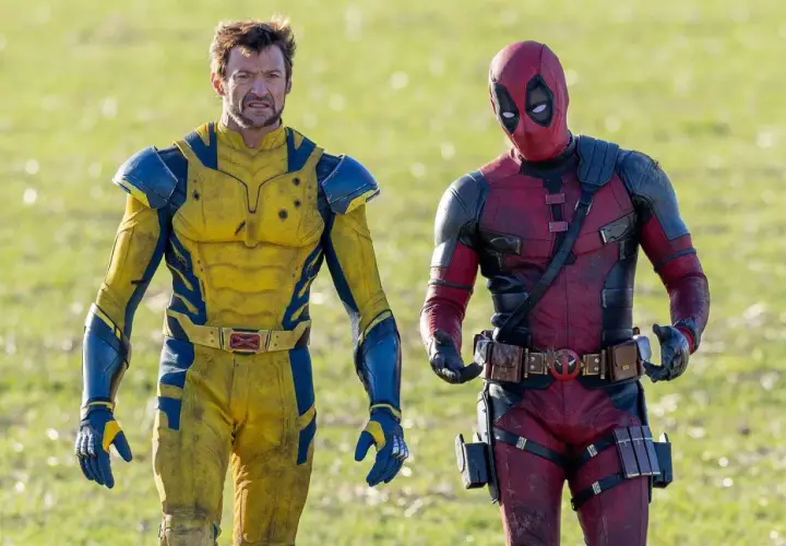 Hugh Jackman en costume jaune et bleu, aux côtés de Deadpool, prêts pour l'action dans Deadpool 3.