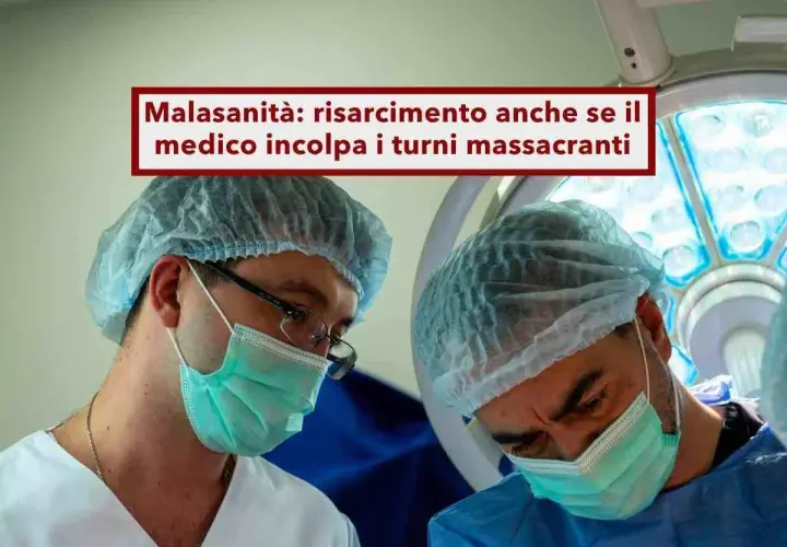 Due medici in sala operatoria, uno con occhiali, affrontano un caso di malasanità. La discussione verte sulla possibile omissione di soccorso, nonostante i turni massacranti.
