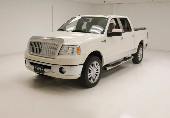 Biały Lincoln Mark LT z chromowanymi detalami i felgami, gotowy na każdą podróż.