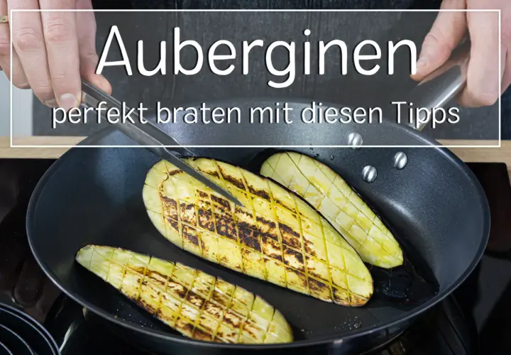 Aubergine zubereiten: Scheiben werden in der Pfanne gebraten, mit Rautenmuster und goldbraunen Röstaromen. Perfekt für ein leckeres Gericht.