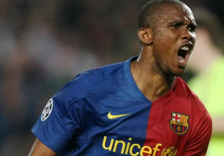 Samuel Eto'o, jeden z legendarnych napastników Barcelony, świętuje bramkę.