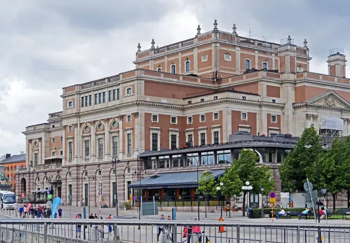 Imponerande fasad på Stockholms Operan med detaljerade fönster och en vacker arkitektur.