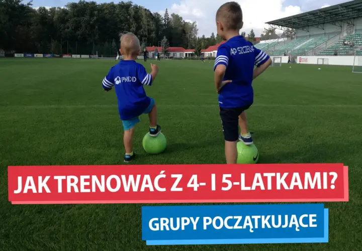 Dwóch chłopców w strojach piłkarskich na boisku, przygotowujących się do treningów piłki nożnej dla dzieci.