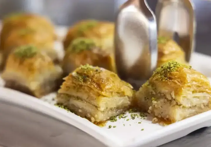 Słodka baklawa z orzechami i pistacjami, idealna na deser. Prosty baklava przepis.