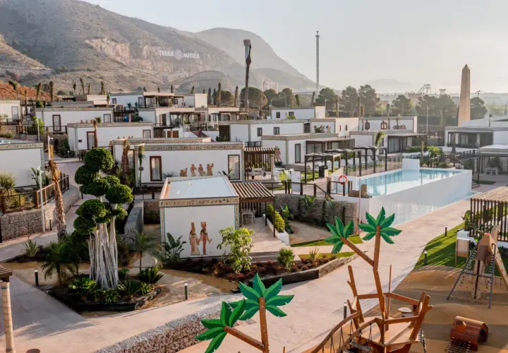 Resort con bungalows blancos decorados con jeroglíficos y figuras egipcias, piscina y zona de juegos. El hotel Grand Luxor evoca un oasis en Terra Mítica.
