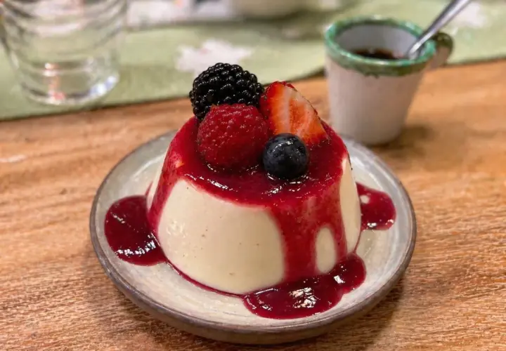Cremige Panna Cotta mit Beeren und roter Sauce. Ein köstliches panna cotta rezept, das zum Genießen einlädt.