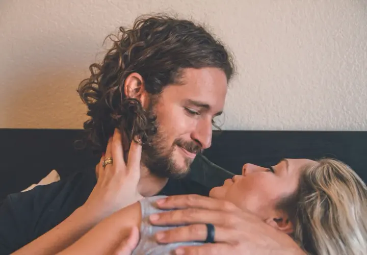 Coppia in intimità, lui la guarda con amore, lei appoggia la testa sul suo petto. Mio marito vuole fare l'amore tutti i giorni, e momenti così lo confermano.