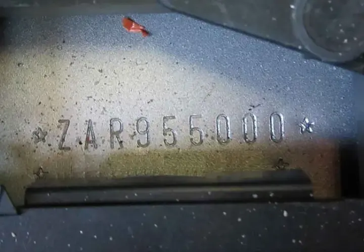 La punzonatura dove si trova il numero di telaio, con il codice ZAR955000, è visibile su una superficie metallica.