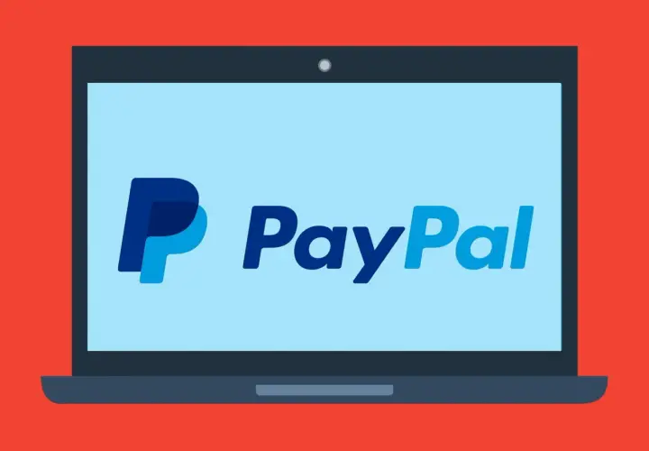 Laptop z logo PayPal. To narzędzie dla każdego media expert, ułatwiające płatności online.