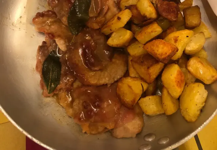 Soczyste kotleciki w sosie z szałwią i chrupiące ziemniaczki – idealne danie, by poczuć smak Rzymu. Co zjesc w Rzymie? To!