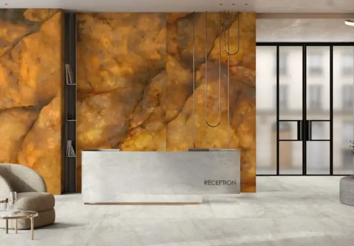 Lobby moderno con reception e parete in pietra retroilluminata. Le piastrelle grandi formati opinioni sono eccellenti per un look di lusso.