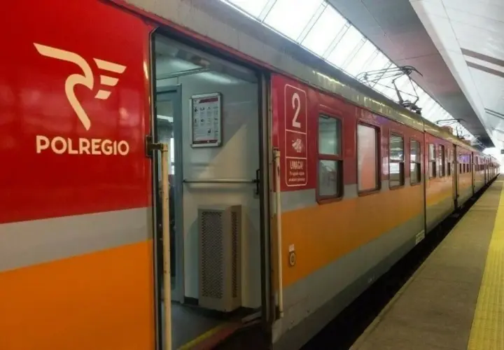 Pociąg Polregio na stacji, gotowy do podróży. Może jedzie w stronę zielonej góry Żagań?